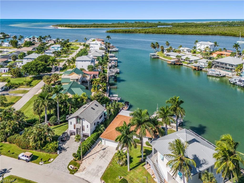 121 JAMAICA DR