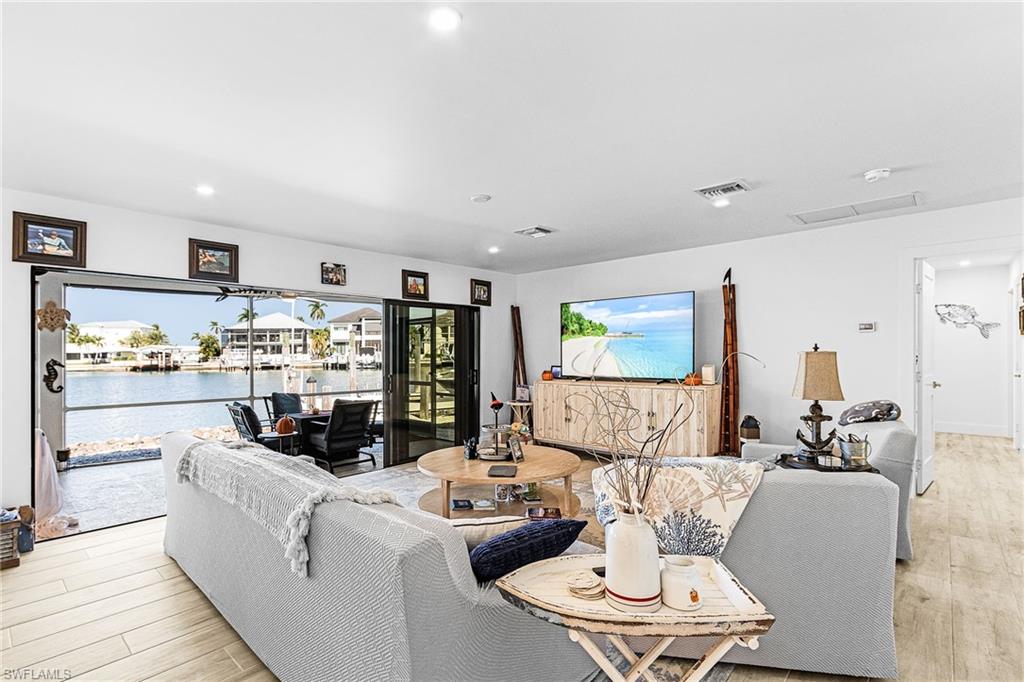121 JAMAICA DR