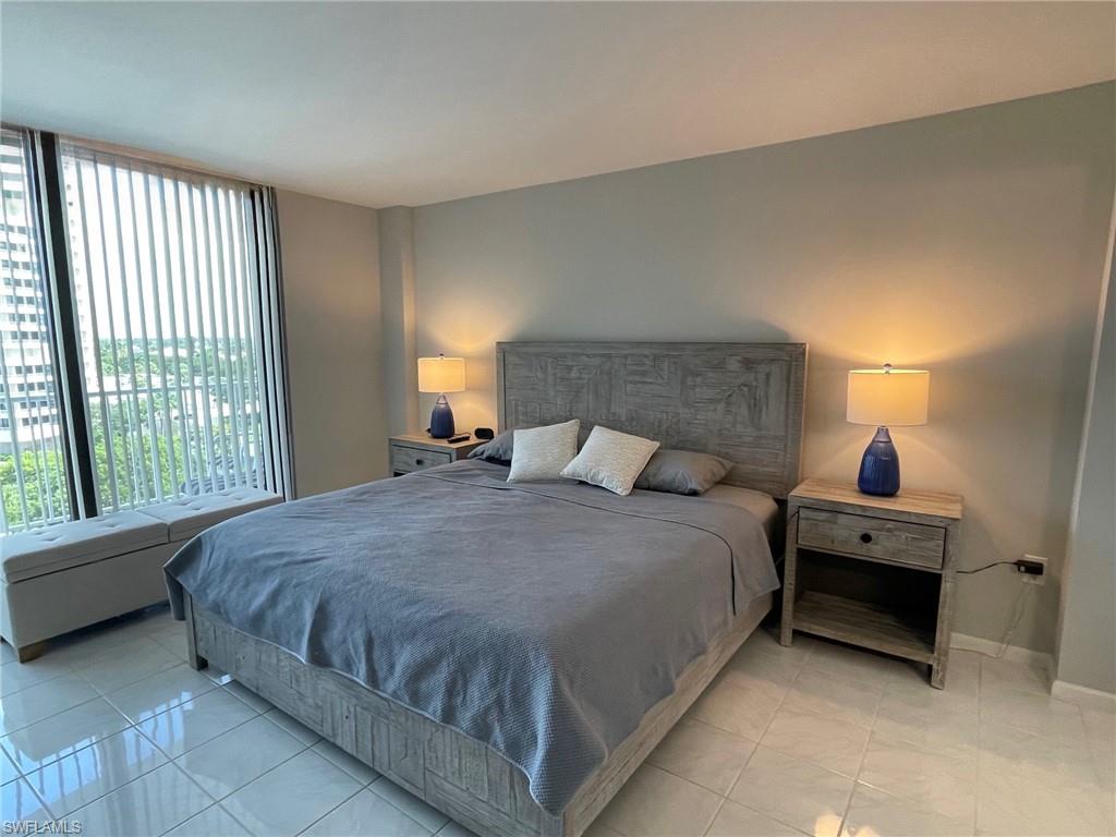 320 Seaview CT # 712 Unit: 2-712