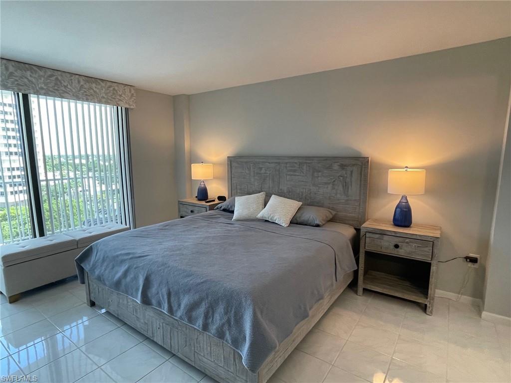 320 Seaview CT # 712 Unit: 2-712