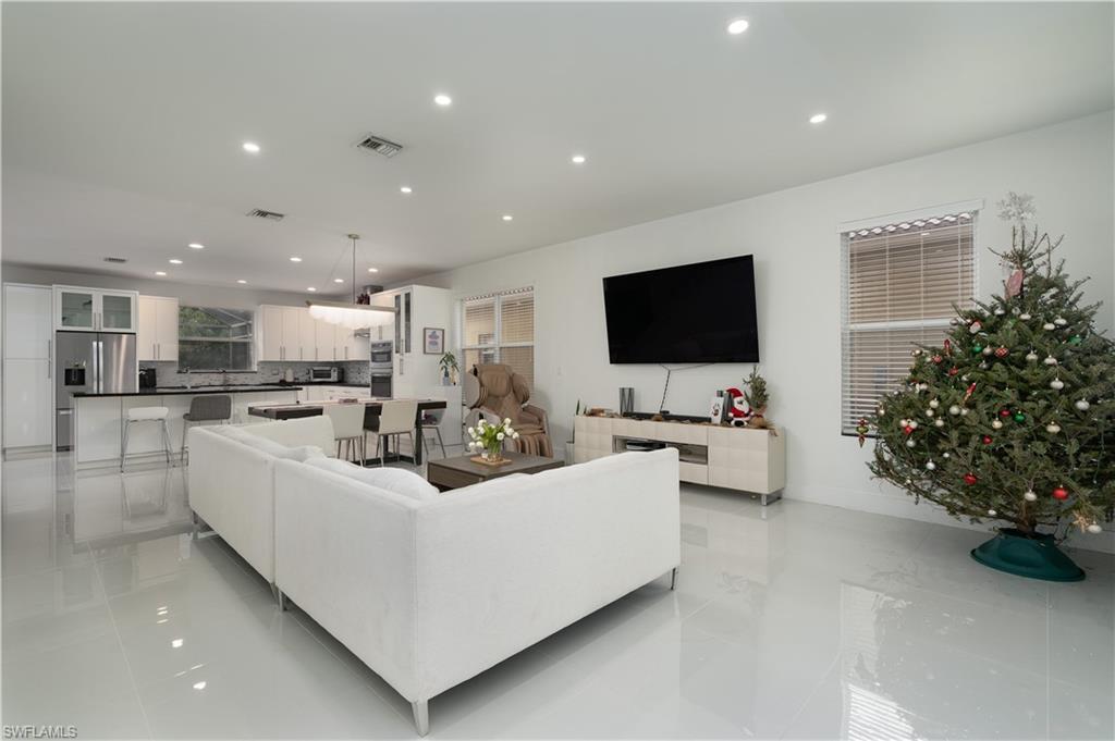 8271 Laurel Lakes WAY