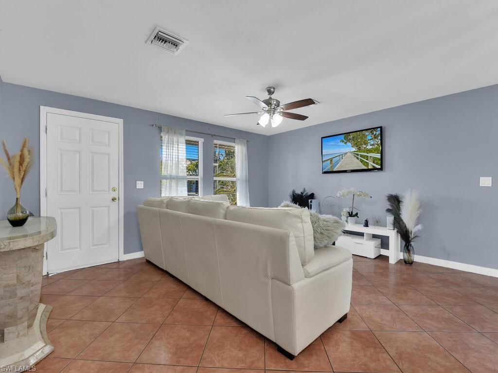 4913 4913 22ND PL SW