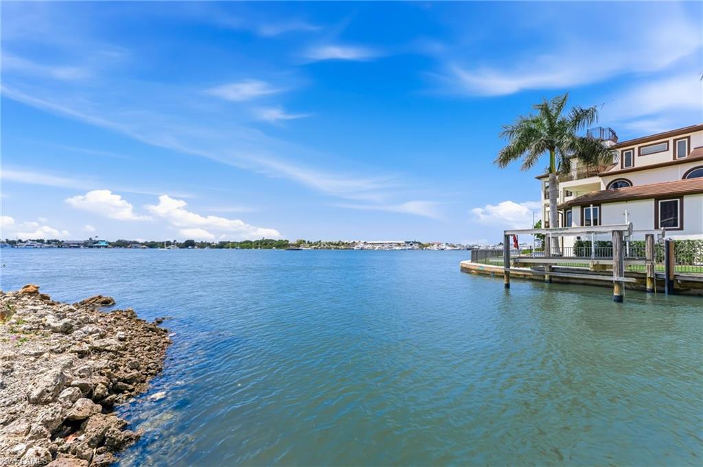 1100 Little Neck CT F52