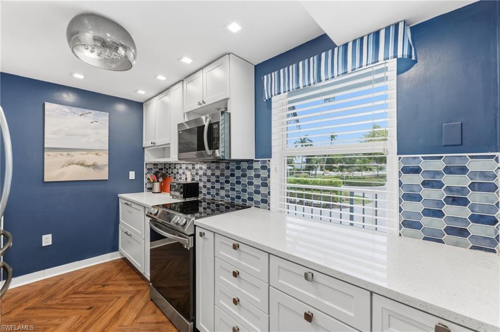 1100 Little Neck CT F52