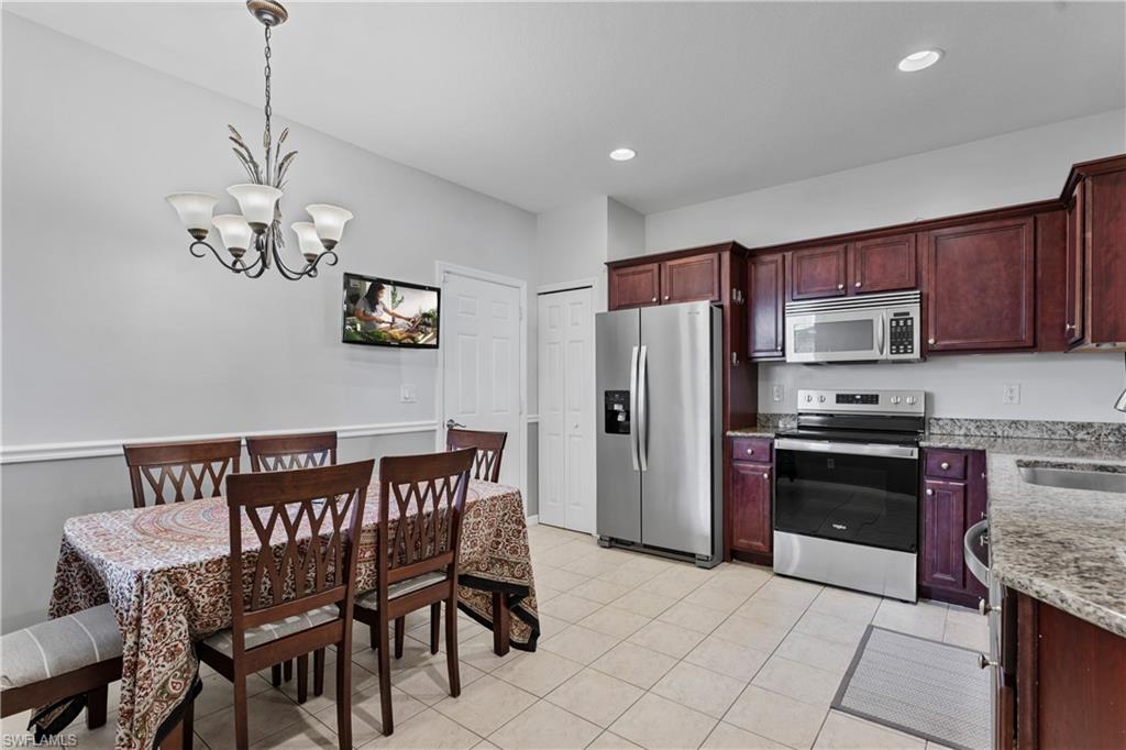 9544 Roundstone CIR