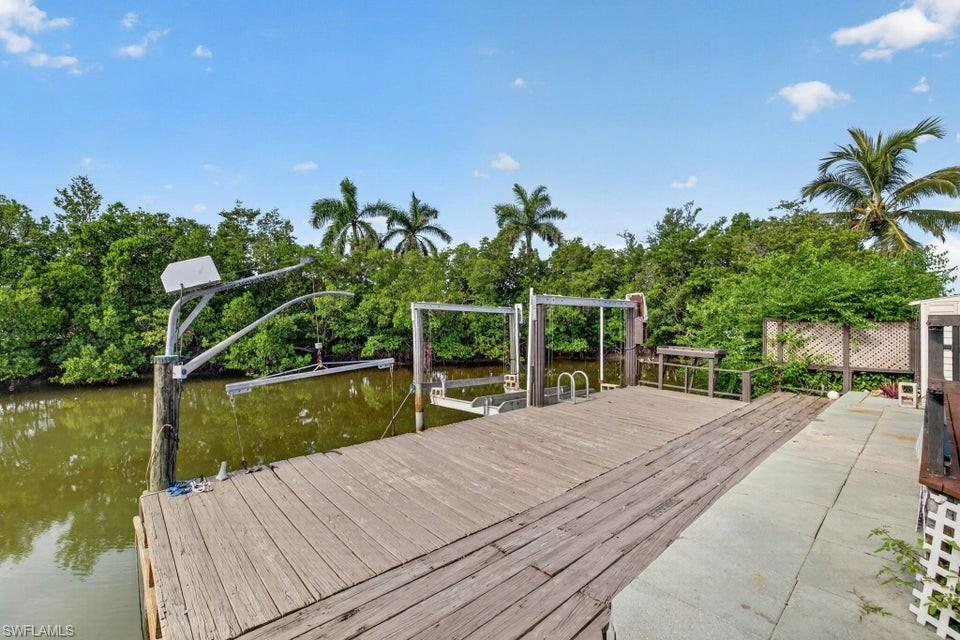 656 Palm CIR W