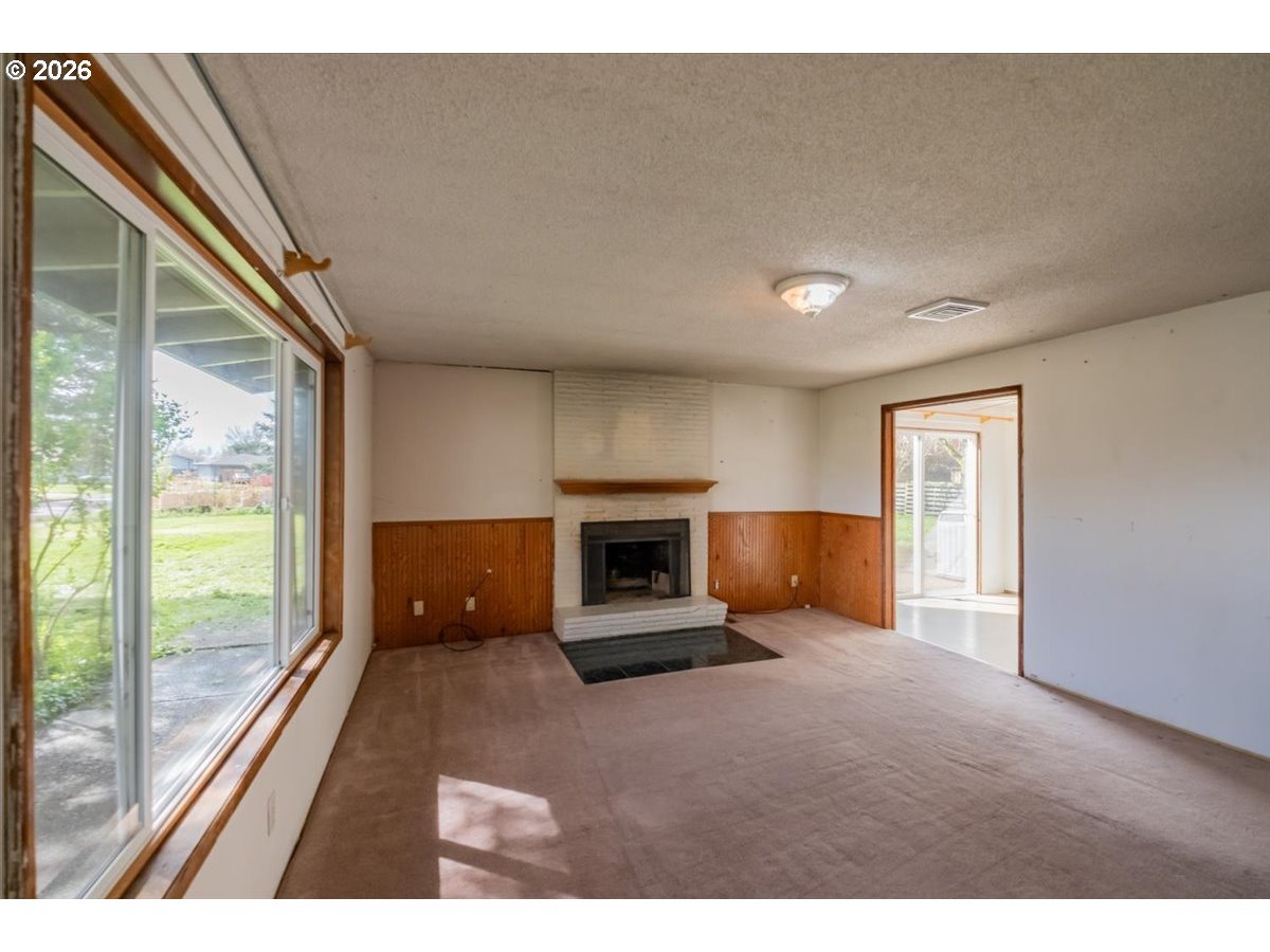 341 NE CAMBRIDGE CIR