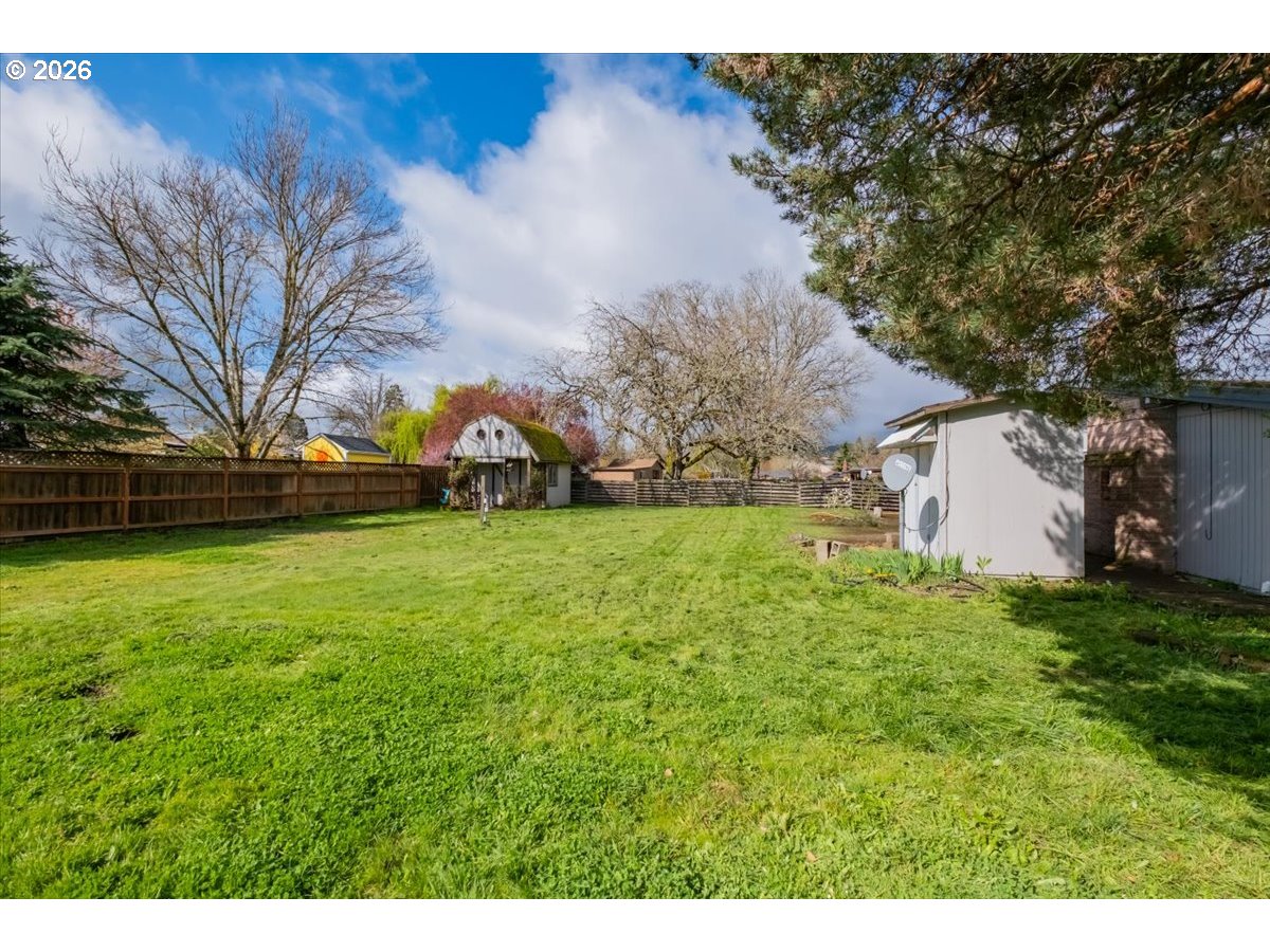 341 NE CAMBRIDGE CIR