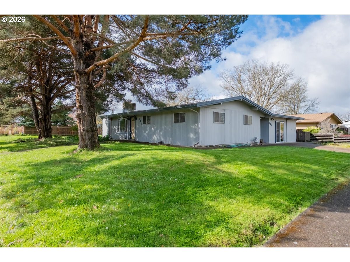 341 NE CAMBRIDGE CIR