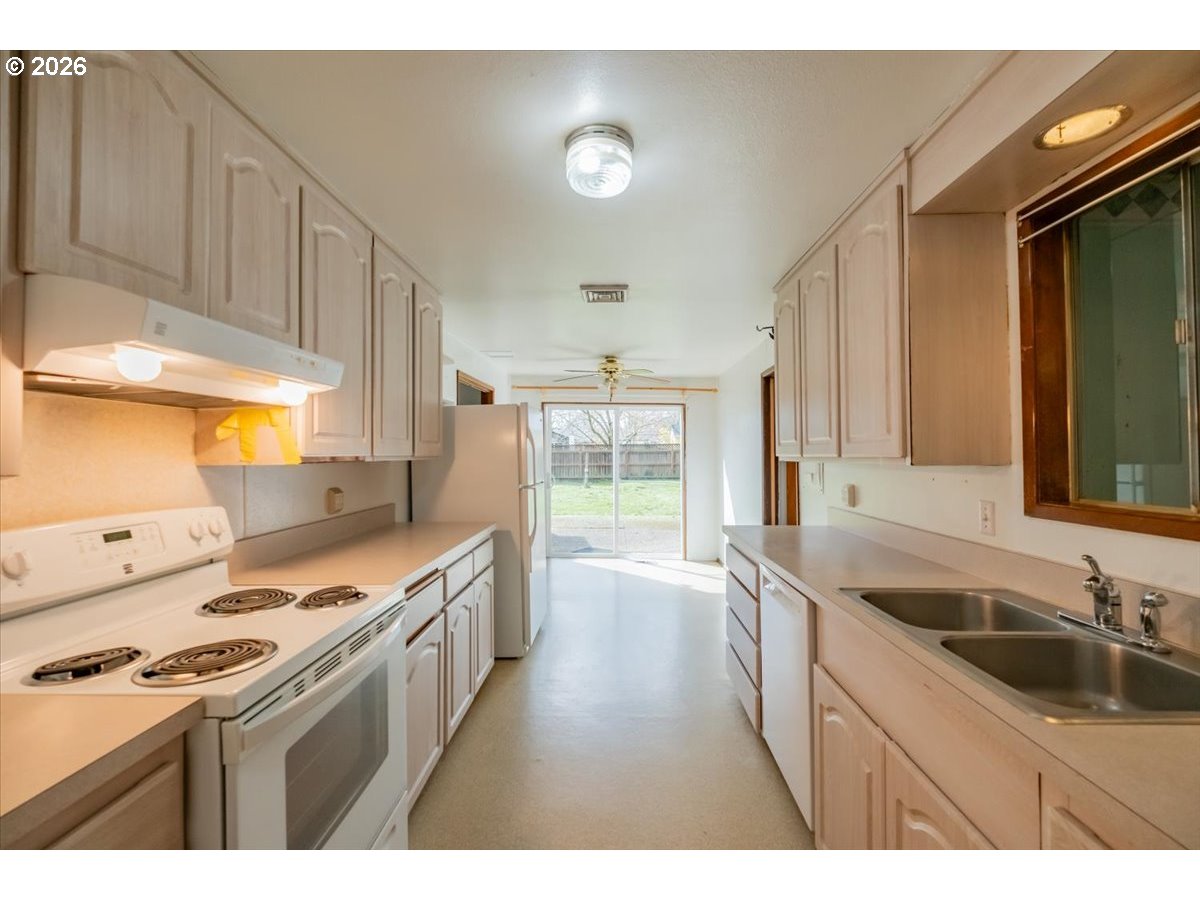 341 NE CAMBRIDGE CIR