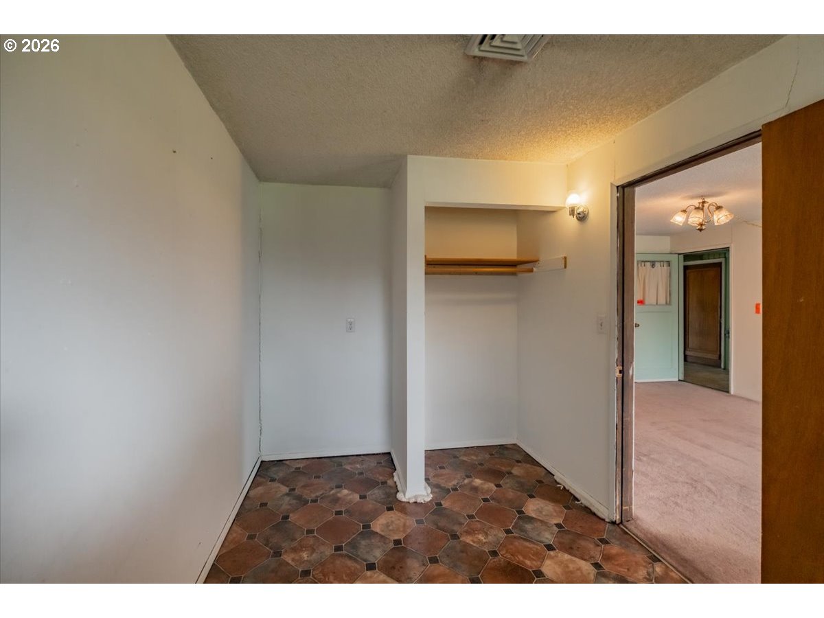 341 NE CAMBRIDGE CIR