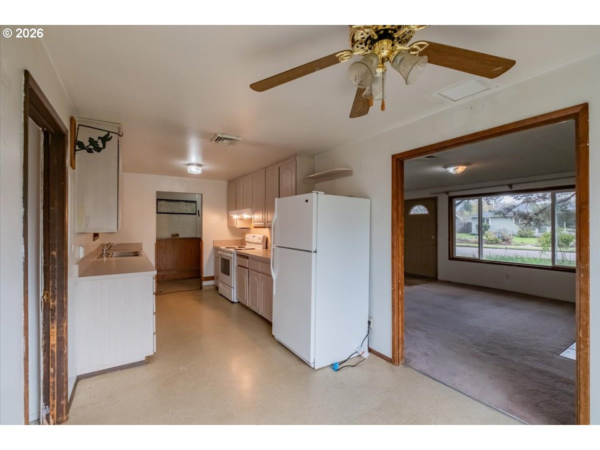 341 NE CAMBRIDGE CIR