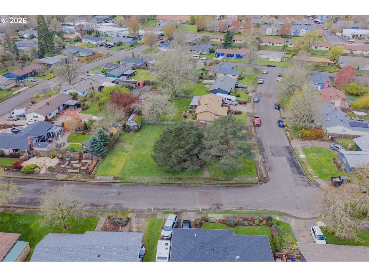 341 NE CAMBRIDGE CIR