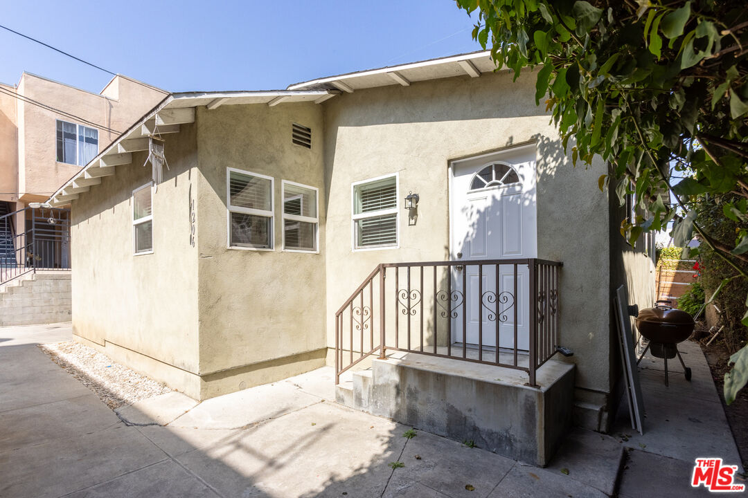 1206 N Beachwood Dr
