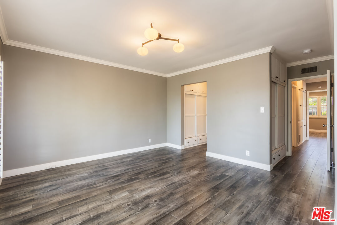 3661 Sunswept Dr
