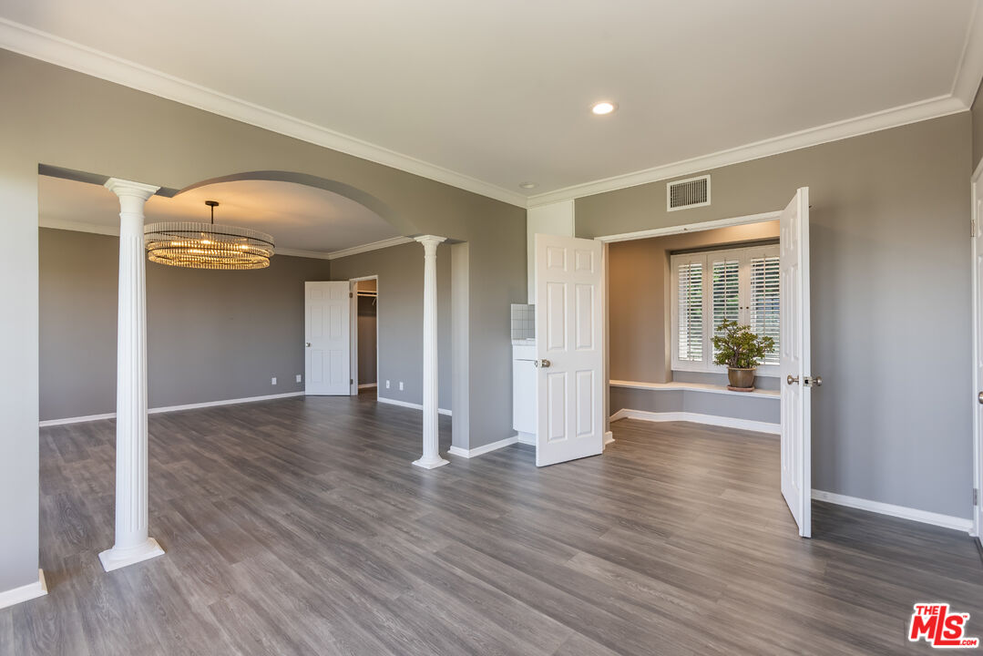 3661 Sunswept Dr