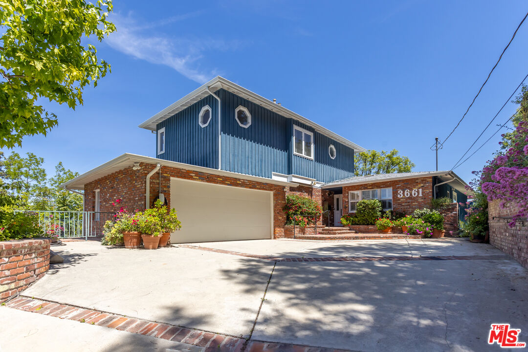 3661 Sunswept Dr