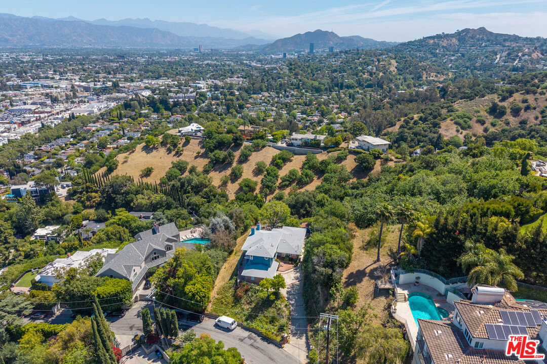 3661 Sunswept Dr