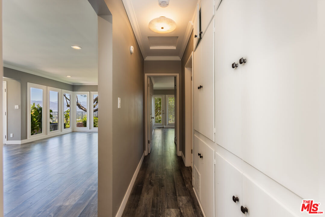 3661 Sunswept Dr