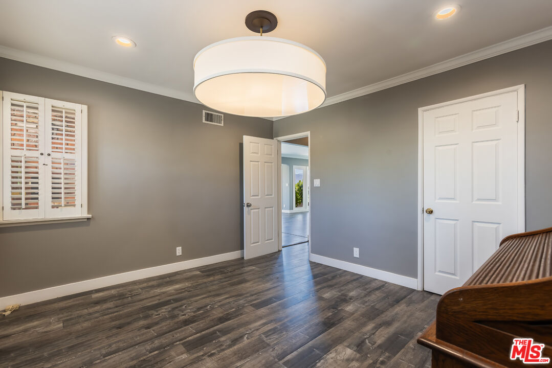 3661 Sunswept Dr