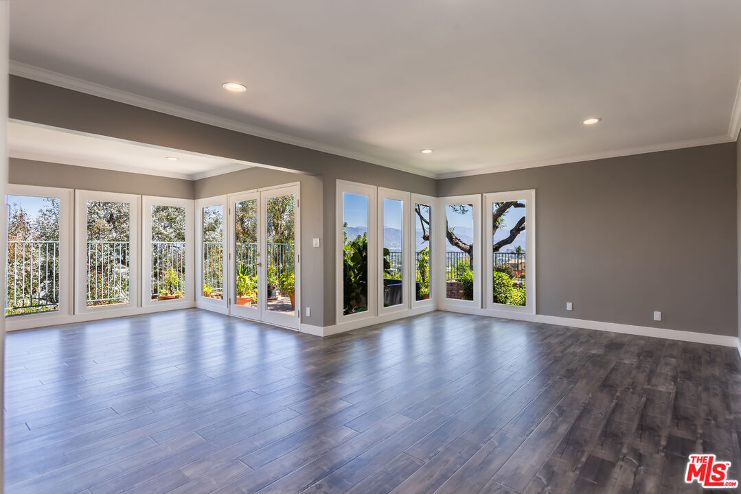 3661 Sunswept Dr