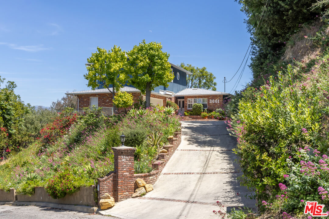 3661 Sunswept Dr