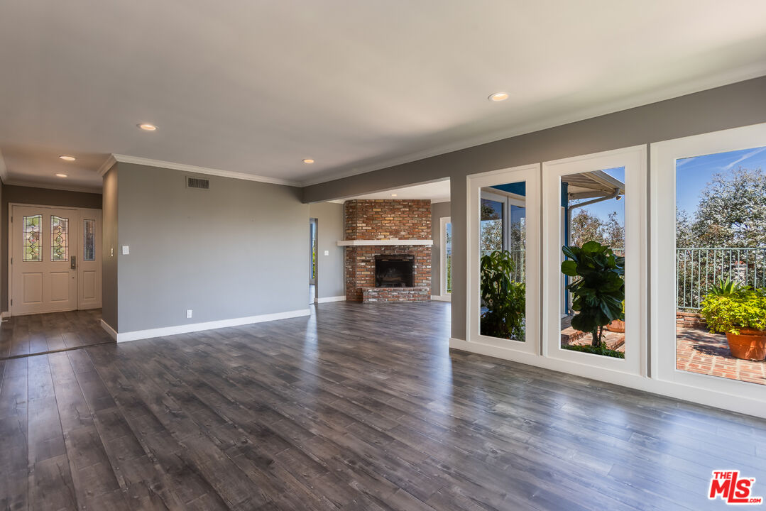 3661 Sunswept Dr