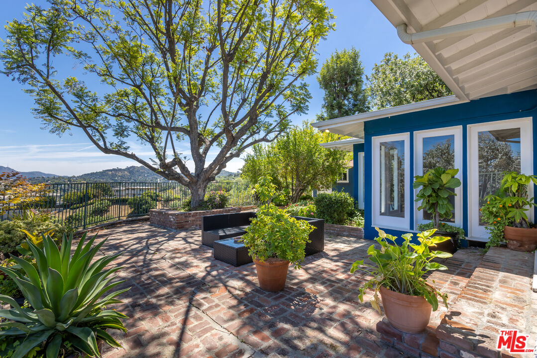 3661 Sunswept Dr