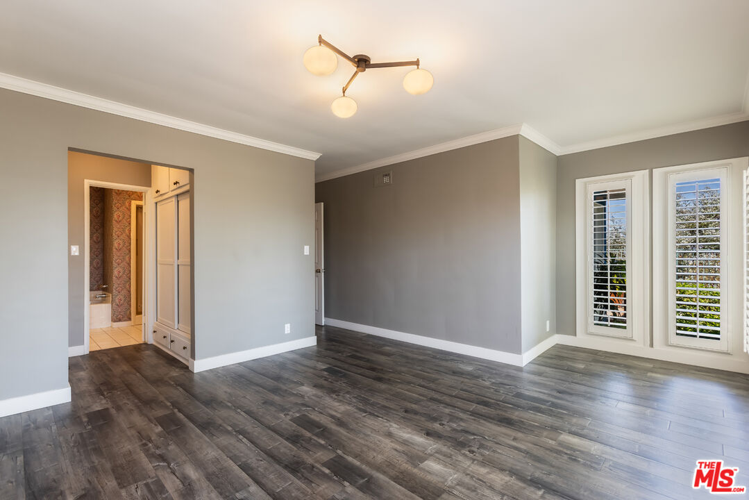 3661 Sunswept Dr