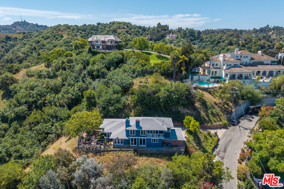 3661 Sunswept Dr