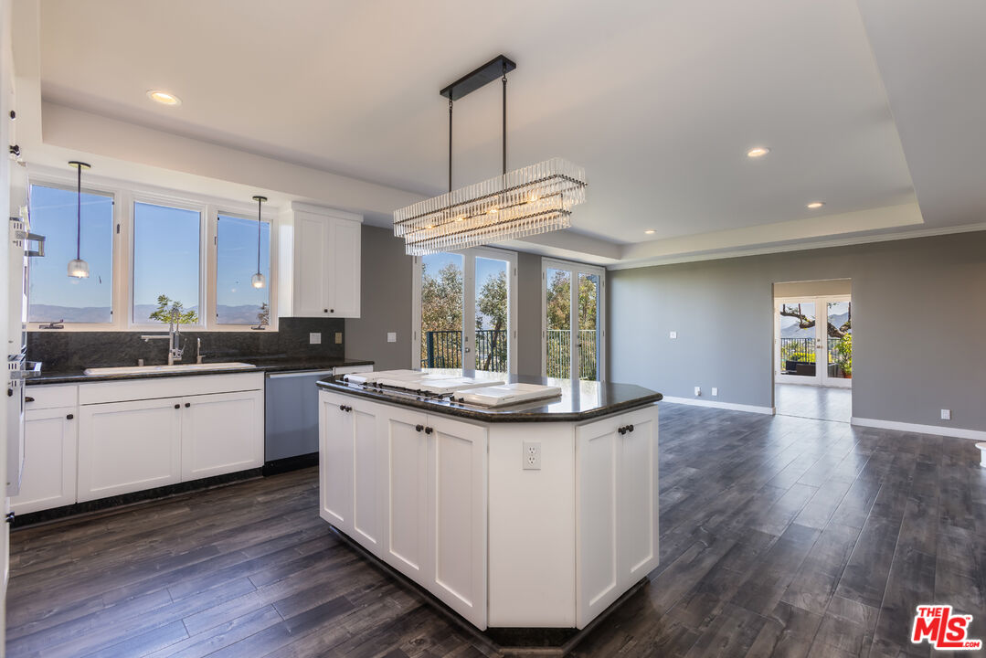 3661 Sunswept Dr