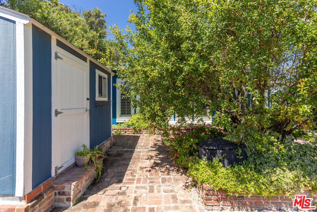 3661 Sunswept Dr
