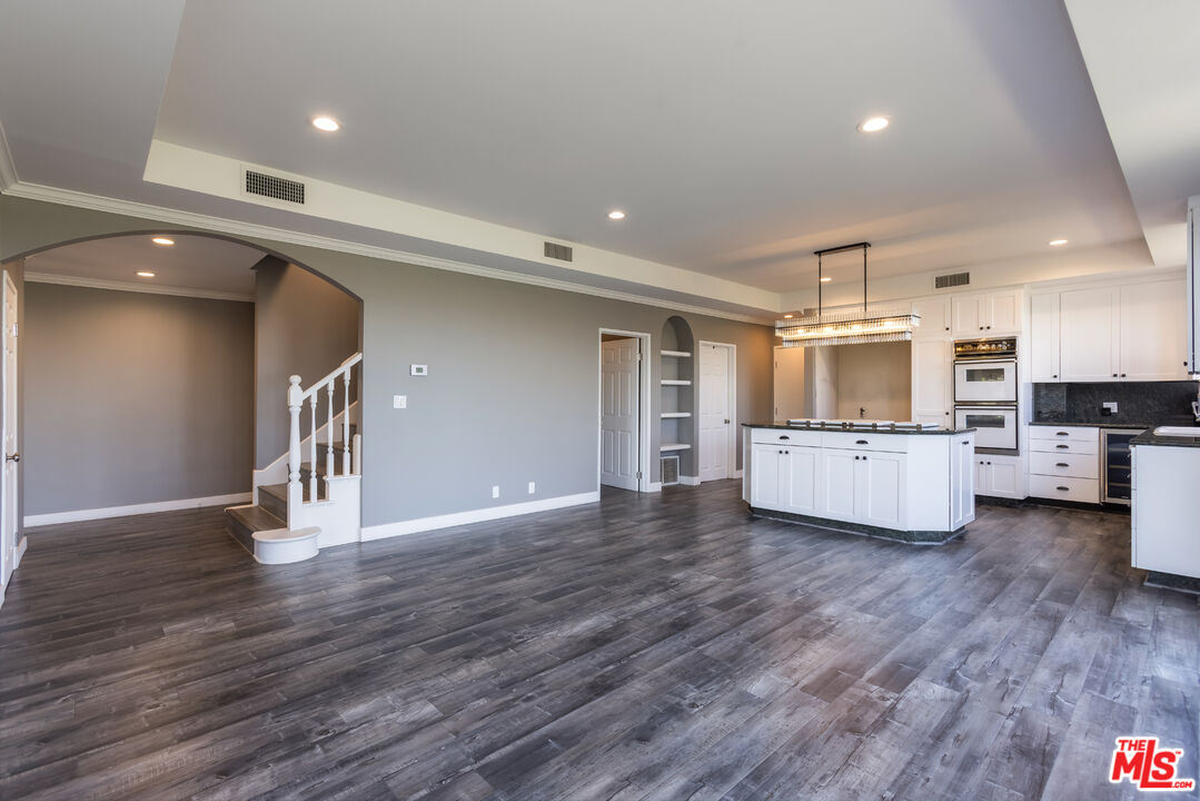 3661 Sunswept Dr