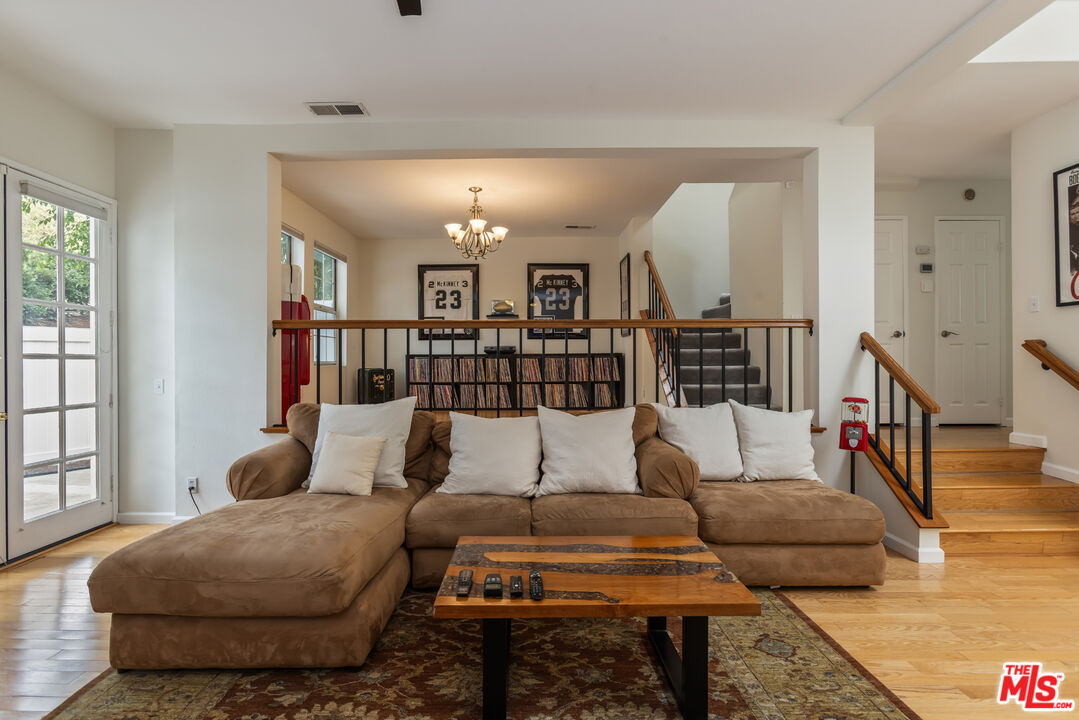 20950 Oxnard St Unit: 10