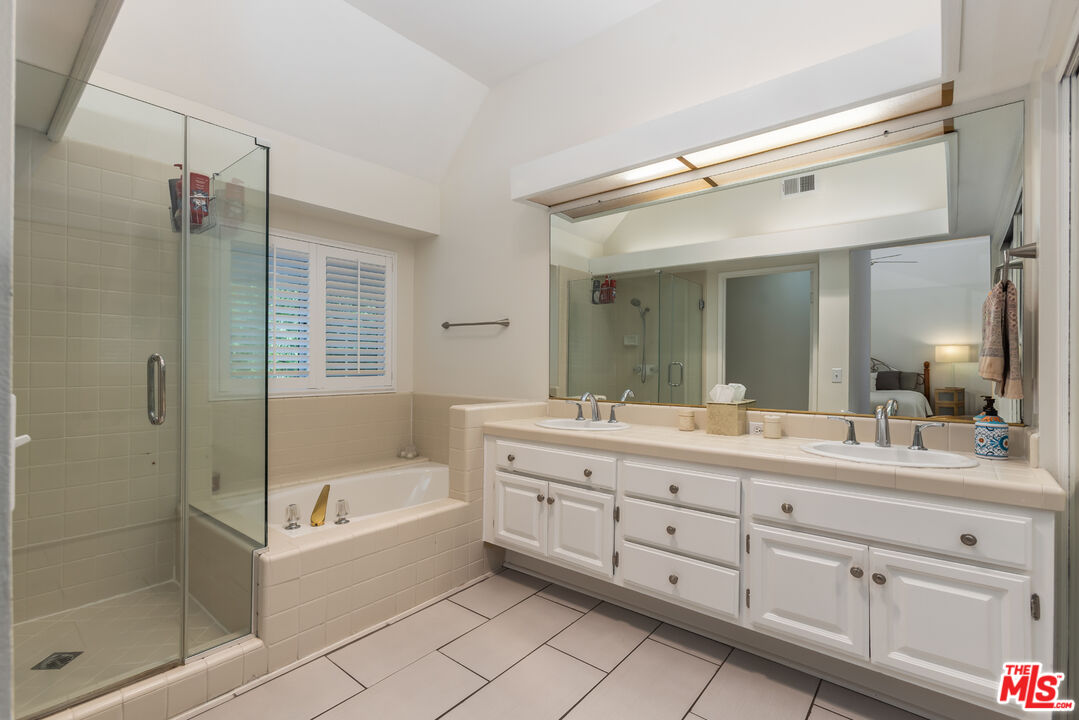 20950 Oxnard St Unit: 10