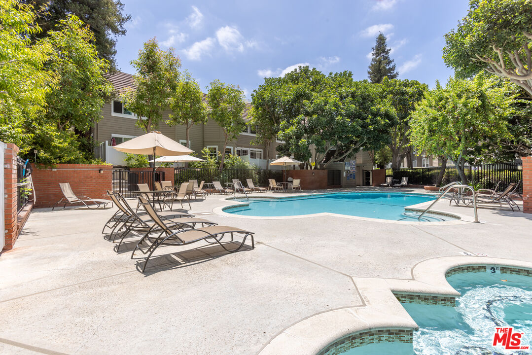 20950 Oxnard St Unit: 10