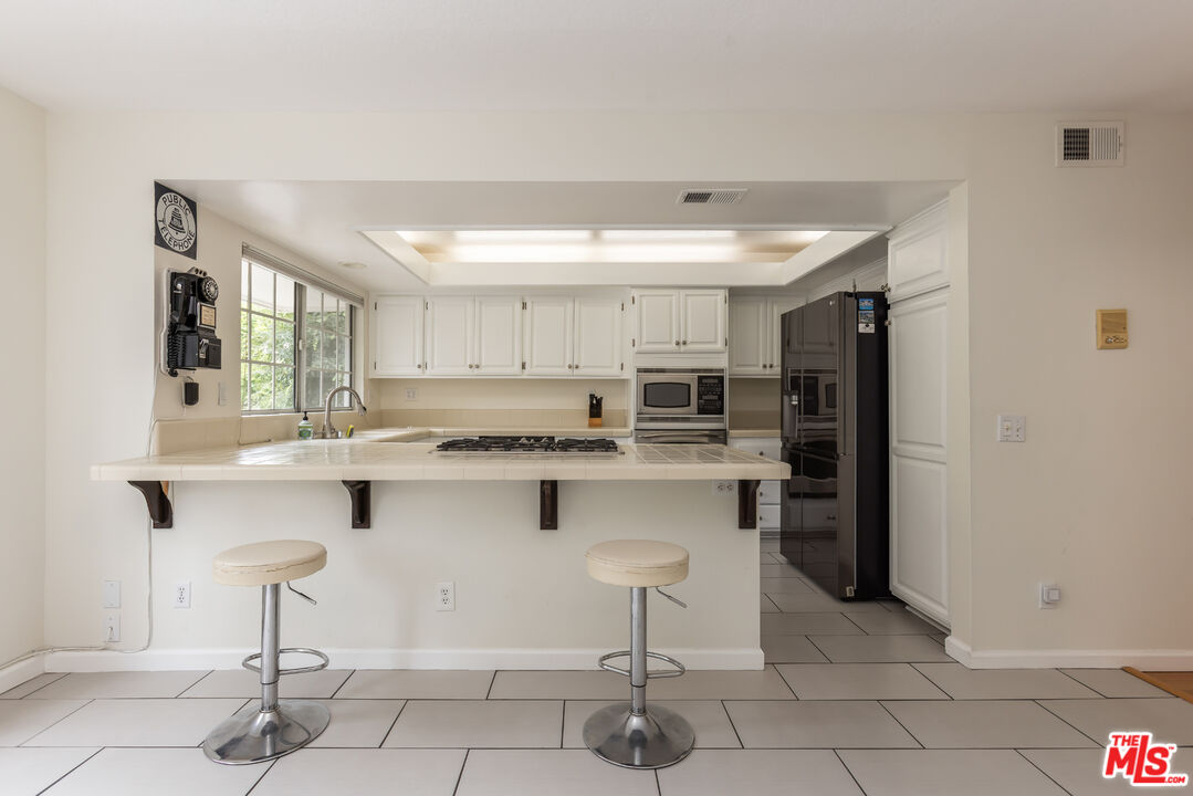 20950 Oxnard St Unit: 10