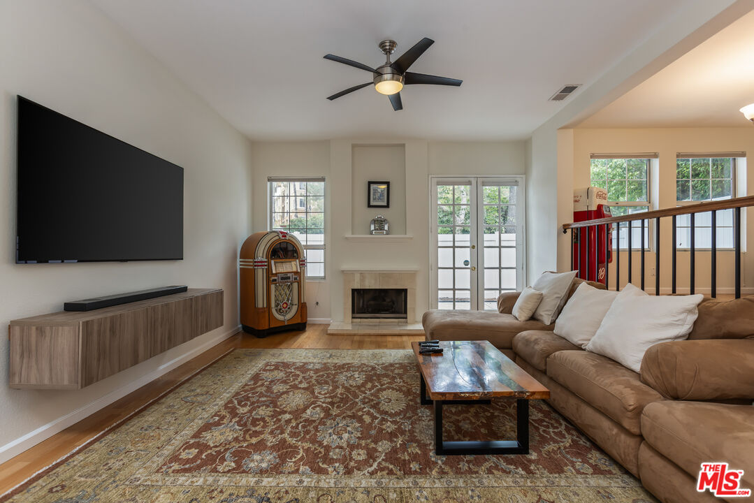 20950 Oxnard St Unit: 10