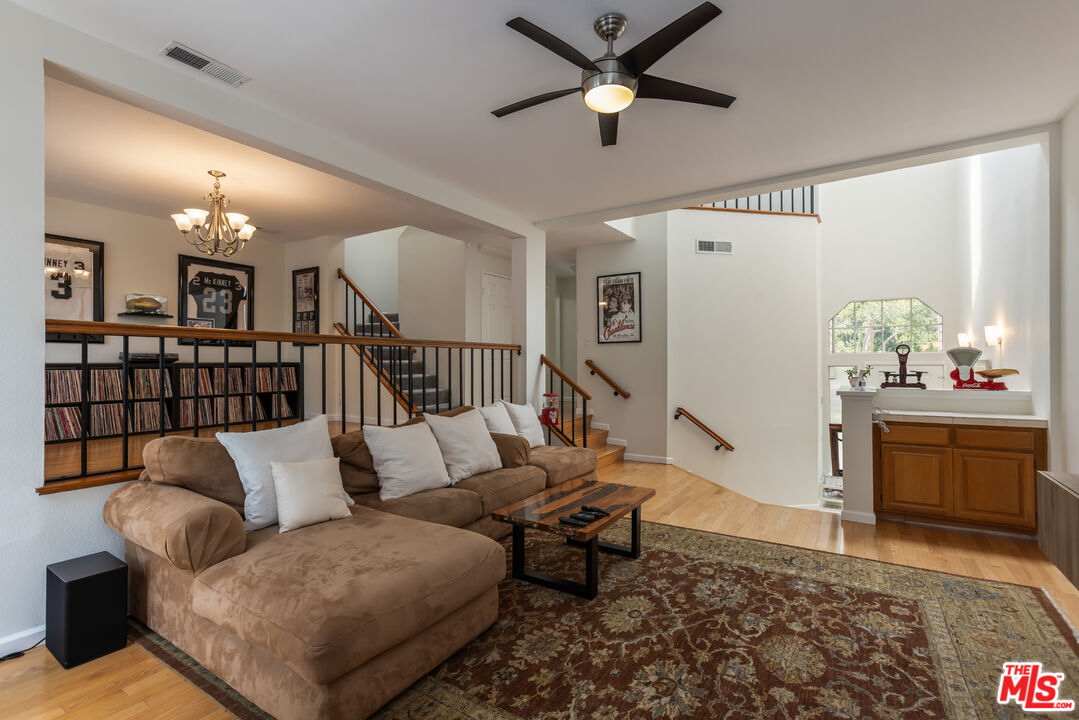 20950 Oxnard St Unit: 10