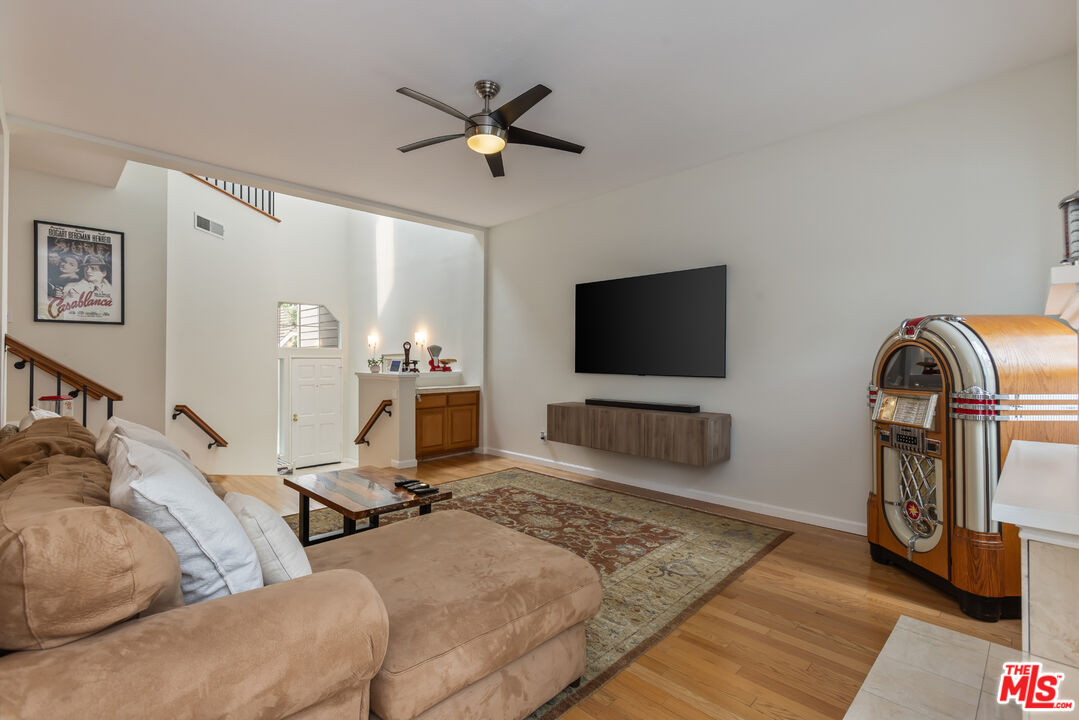 20950 Oxnard St Unit: 10