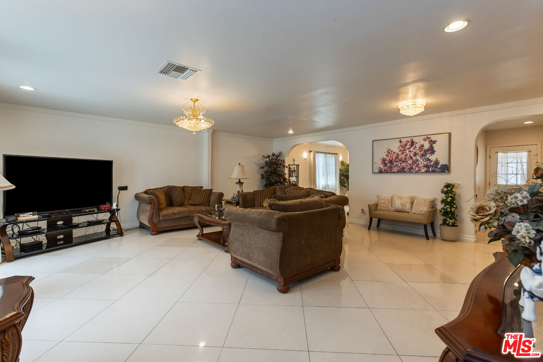 7511 Corbin Ave