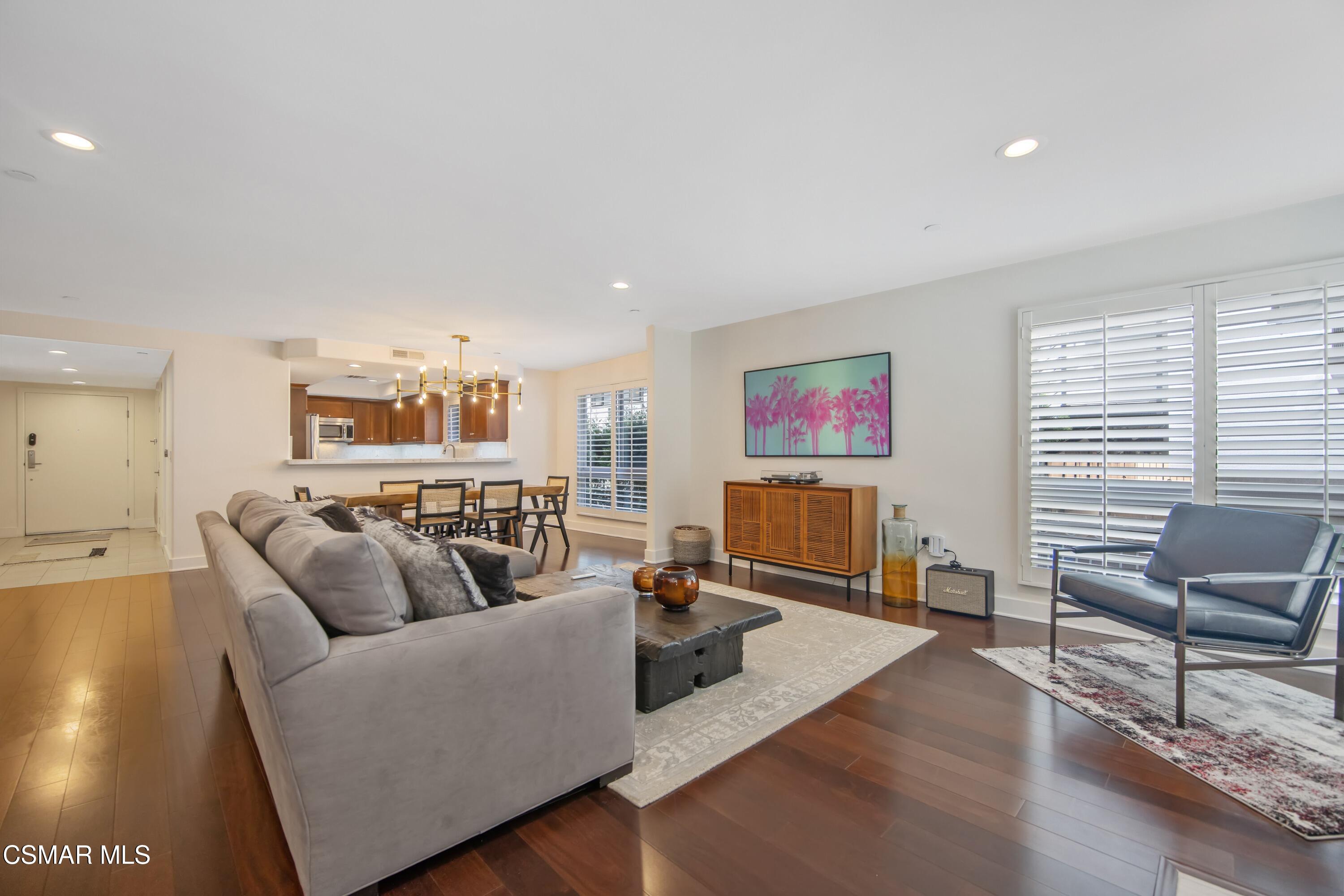 7249 Franklin Avenue, 305