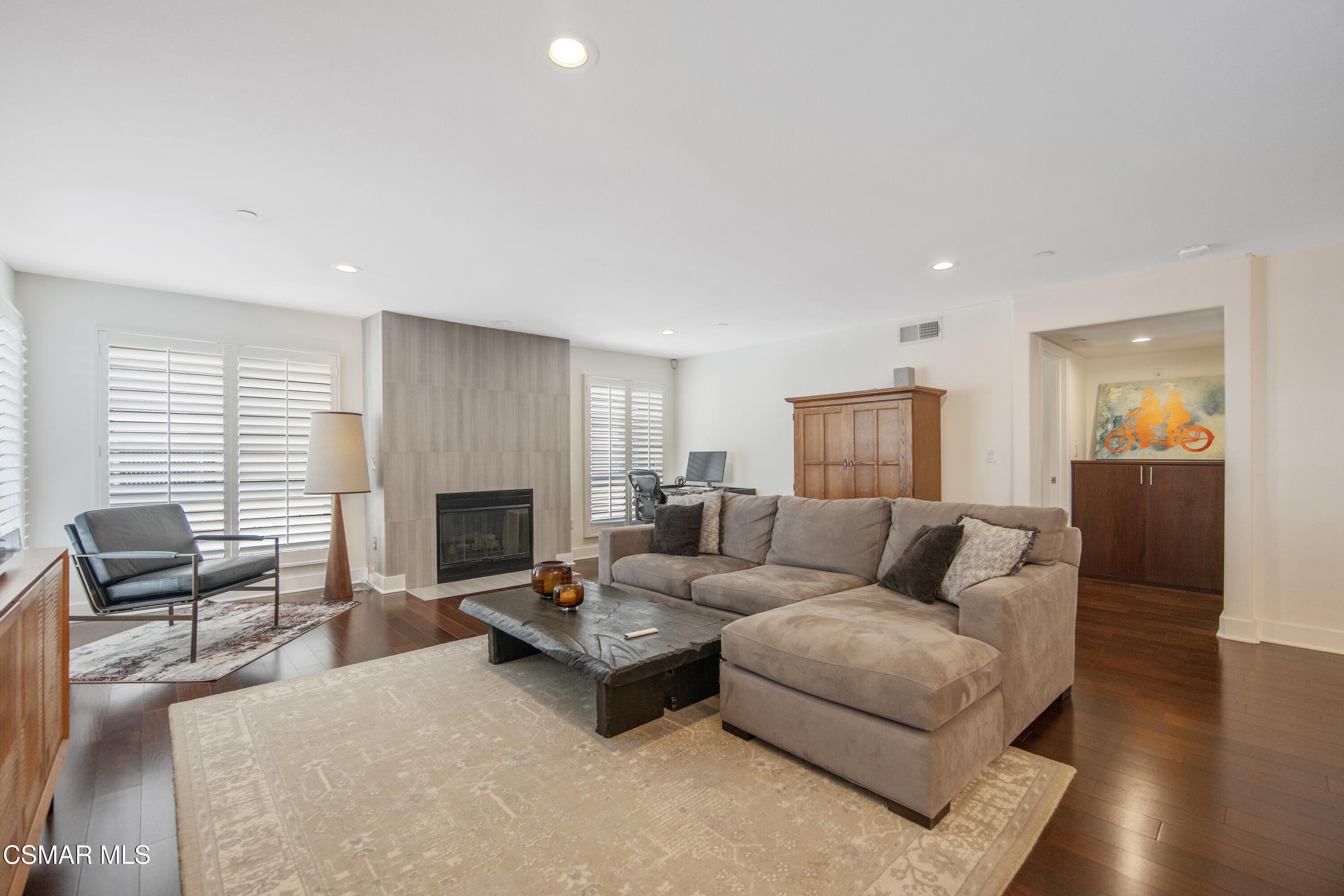 7249 Franklin Avenue, 305