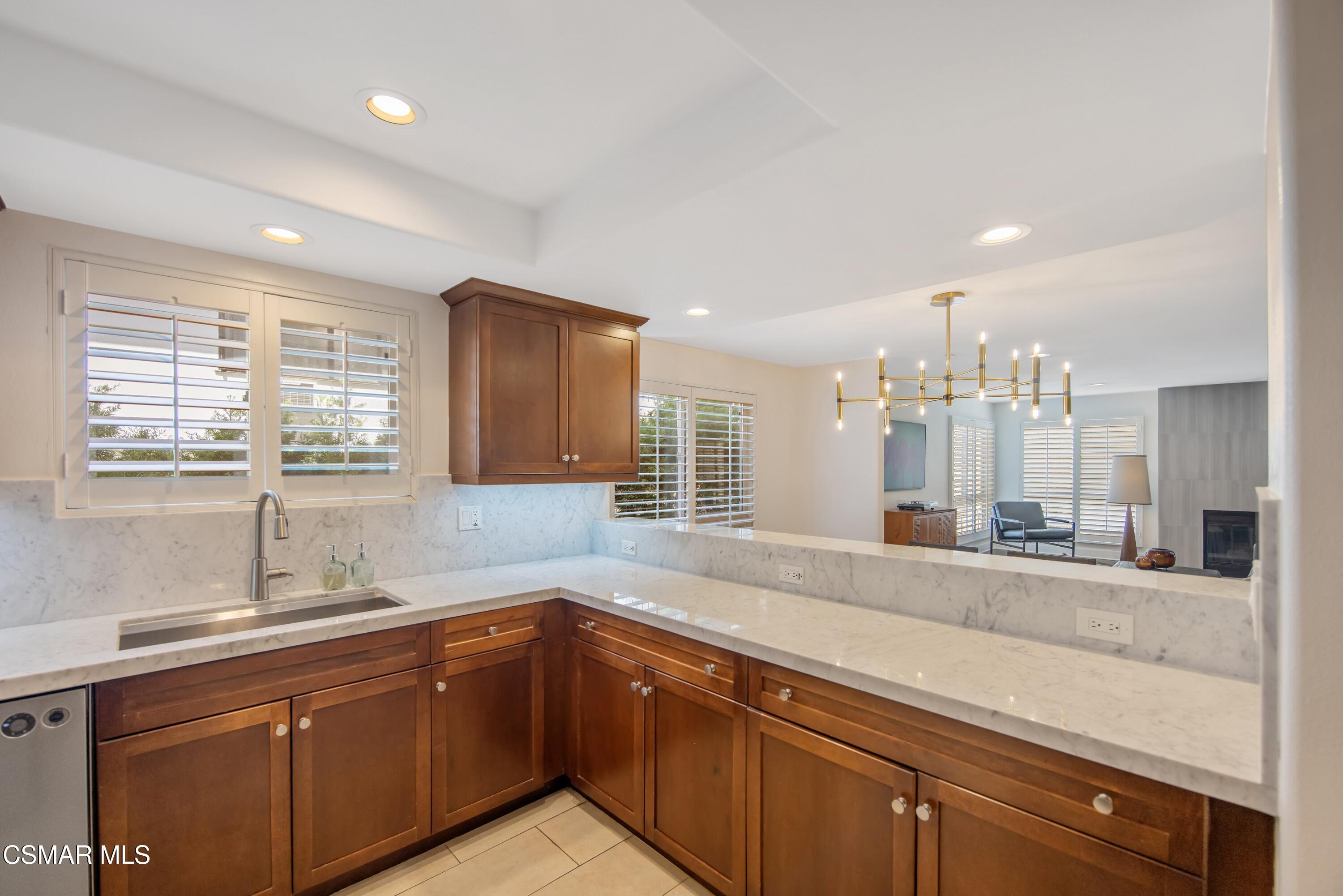 7249 Franklin Avenue, 305