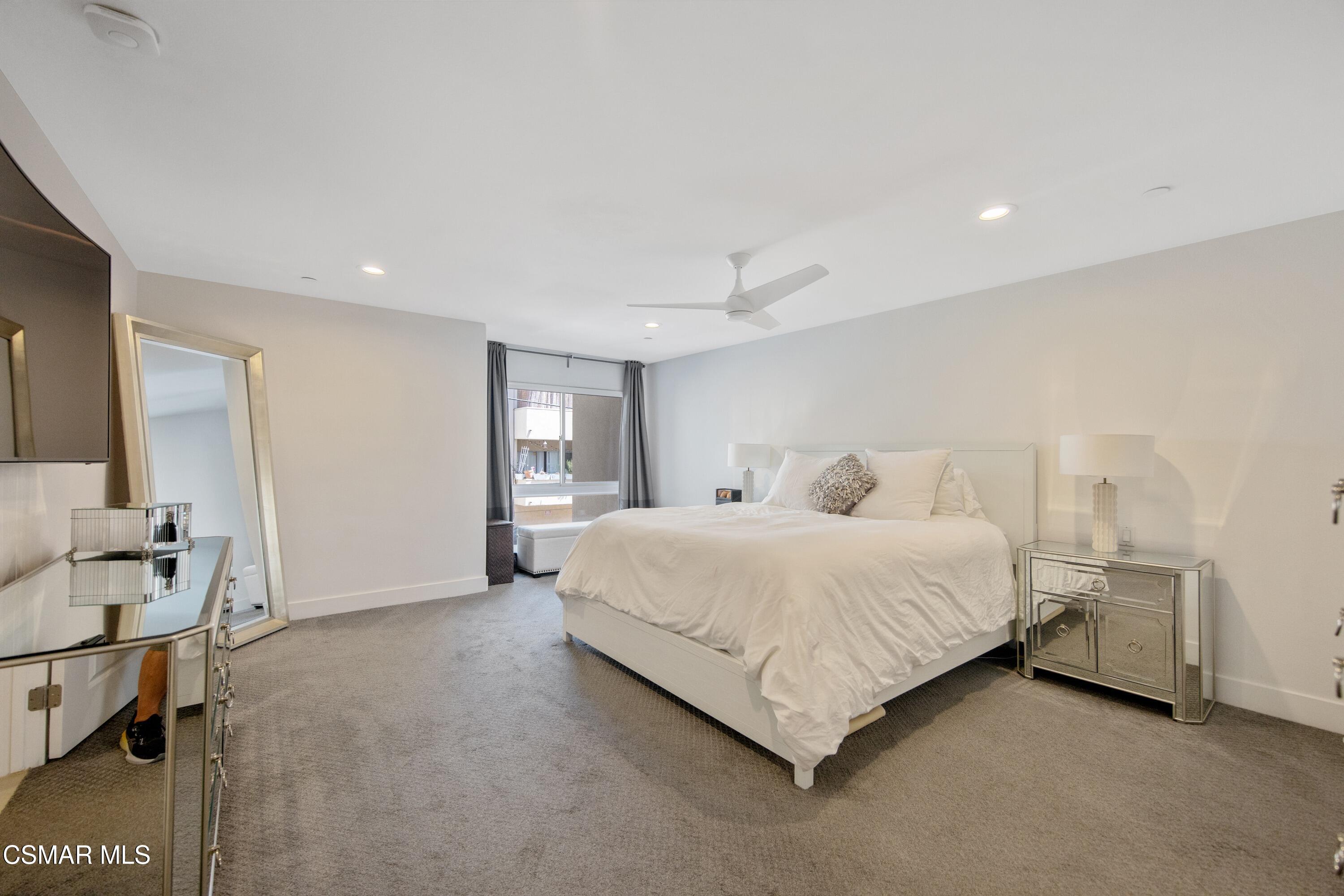 7249 Franklin Avenue, 305