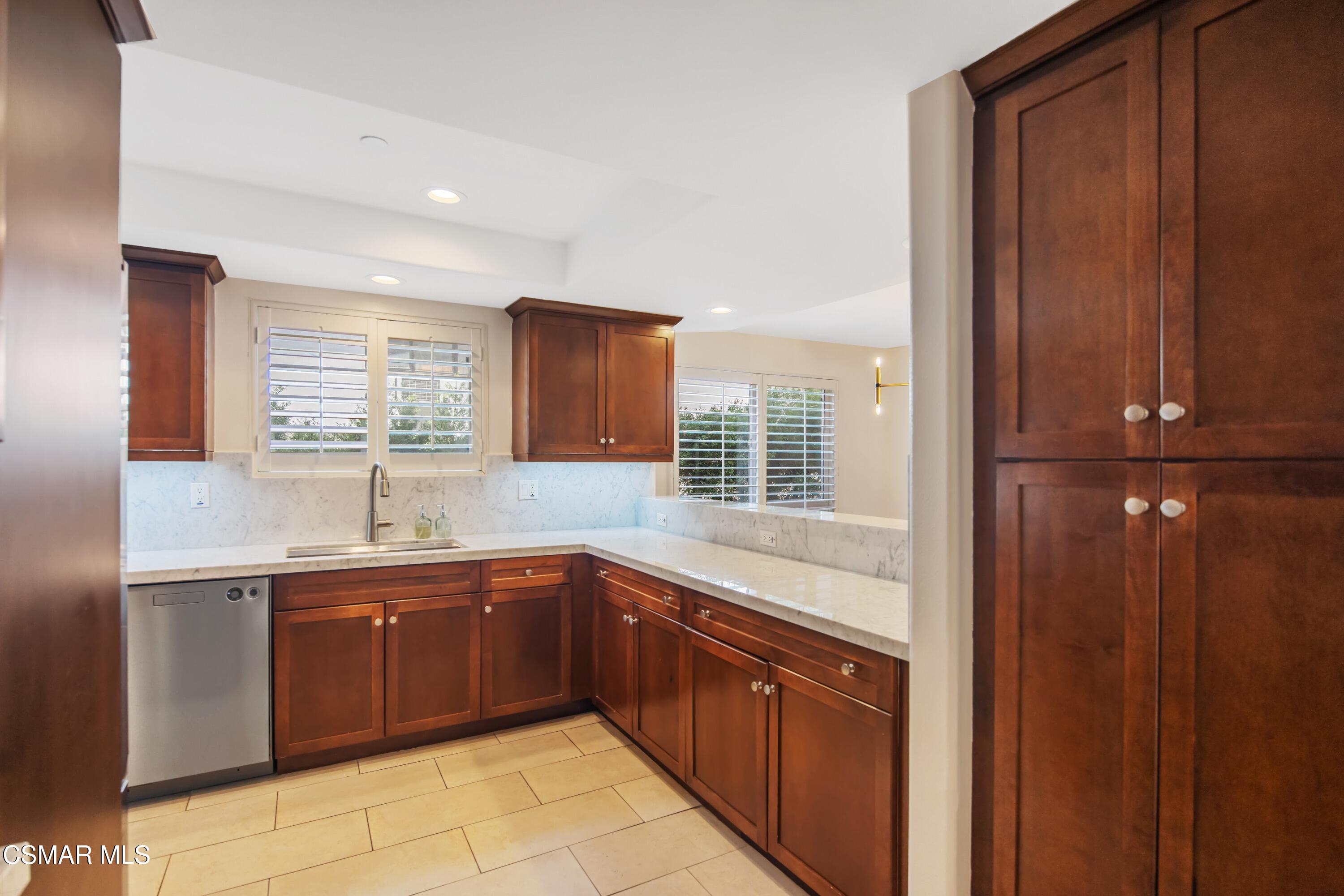 7249 Franklin Avenue, 305