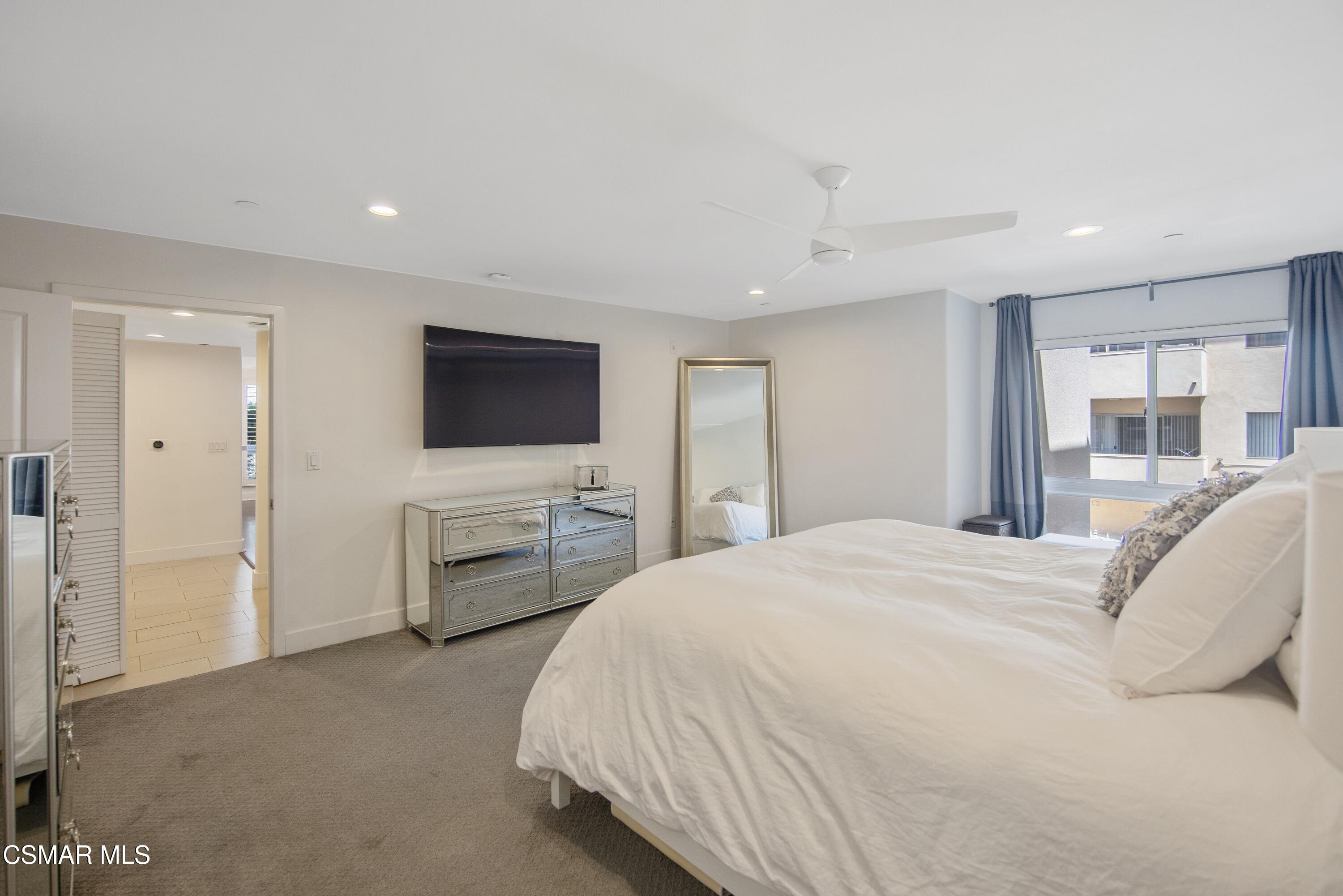 7249 Franklin Avenue, 305