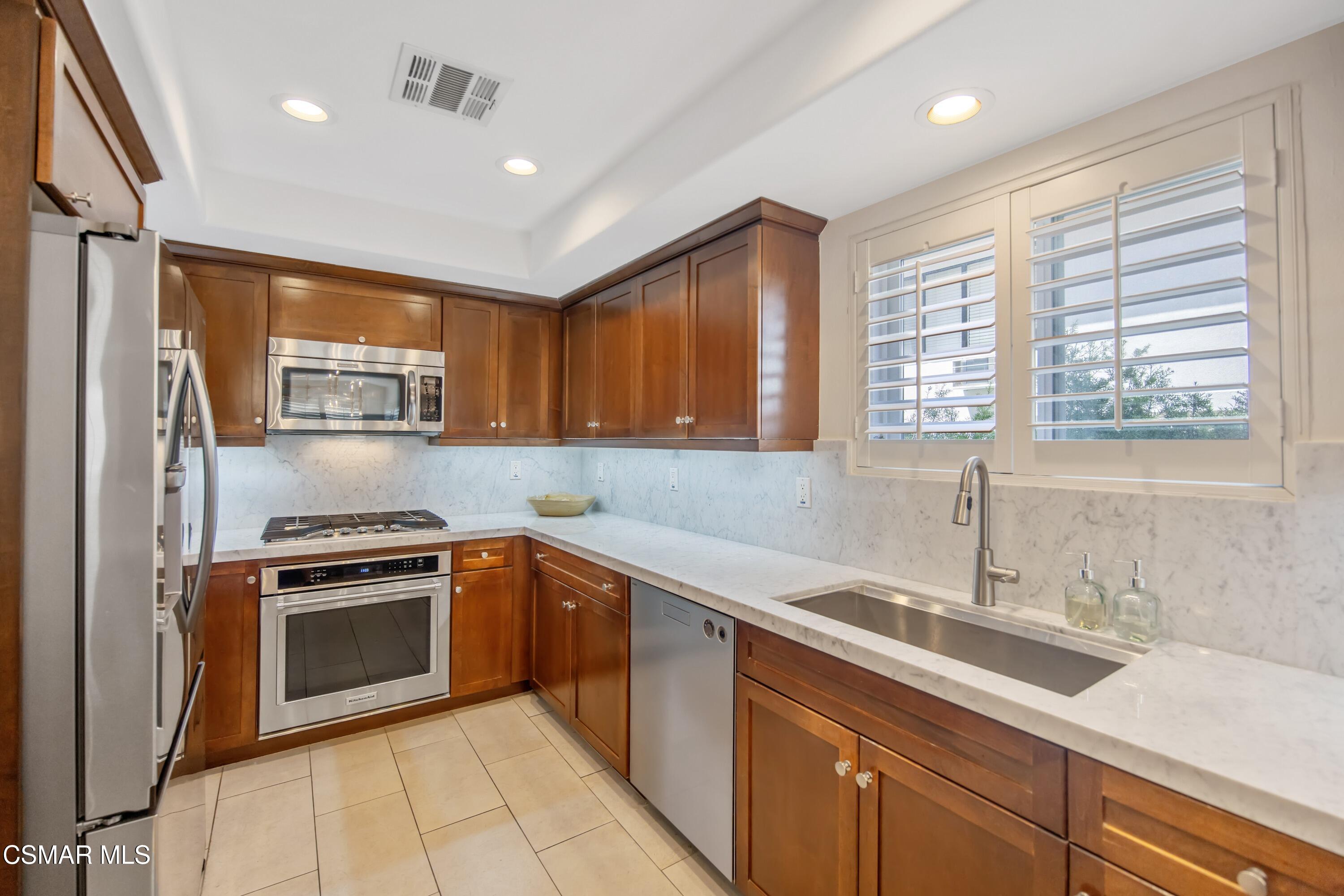 7249 Franklin Avenue, 305