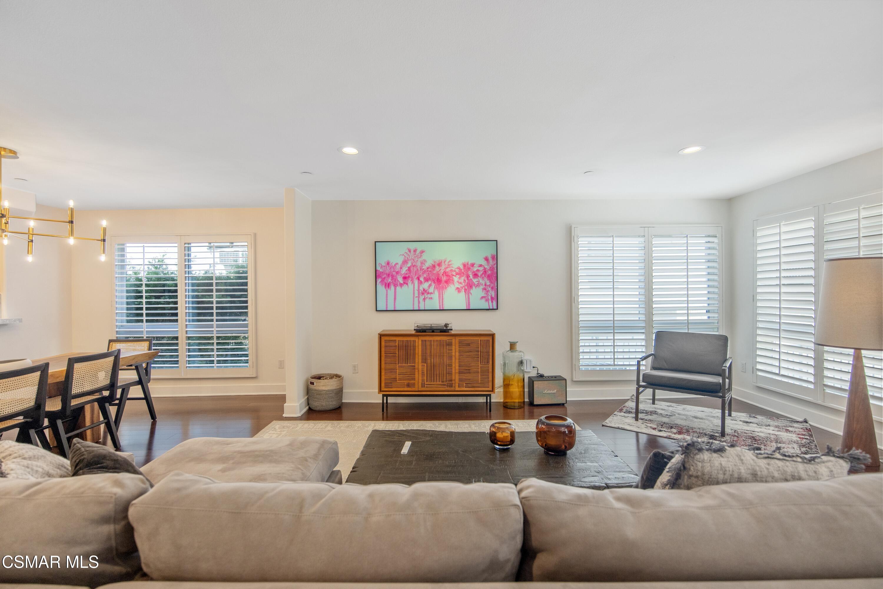 7249 Franklin Avenue, 305