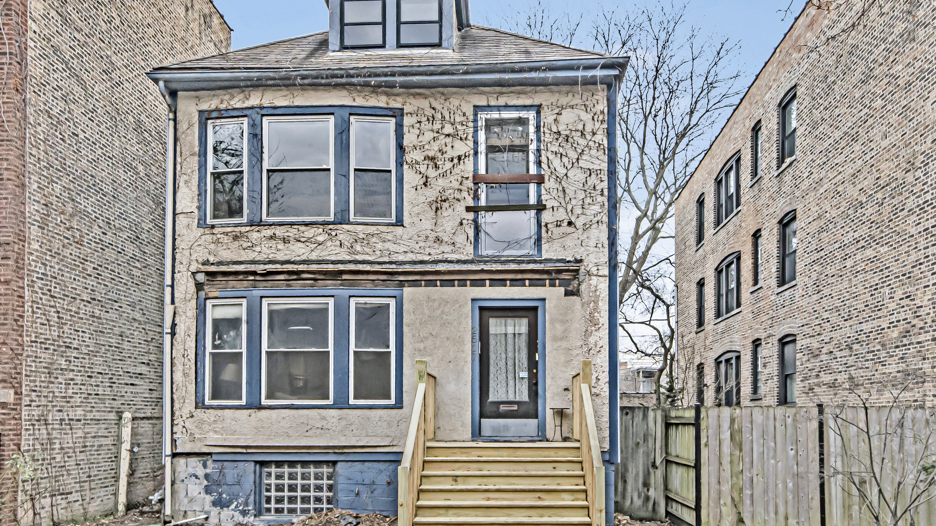 2507 W Leland Avenue